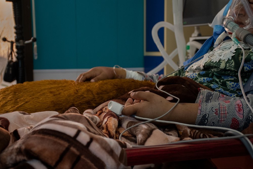 Fatima, 19 years old, is receiving medical care at the intensive care unit of the MSF-run ward of Al-Shifaa 13 COVID-19 centre. Fatima developed bilateral kidney failure as a complication of COVID.