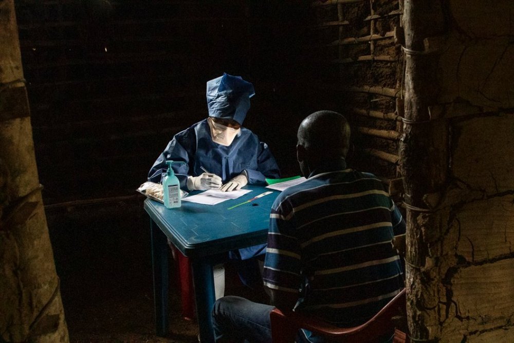 MSF’s Dr Tathy consults a patient, who is not suspected of having Ebola, at a mobile clinic in the village of Bobua, Équateur province. Democratic Republic  of Congo, October 2020. 