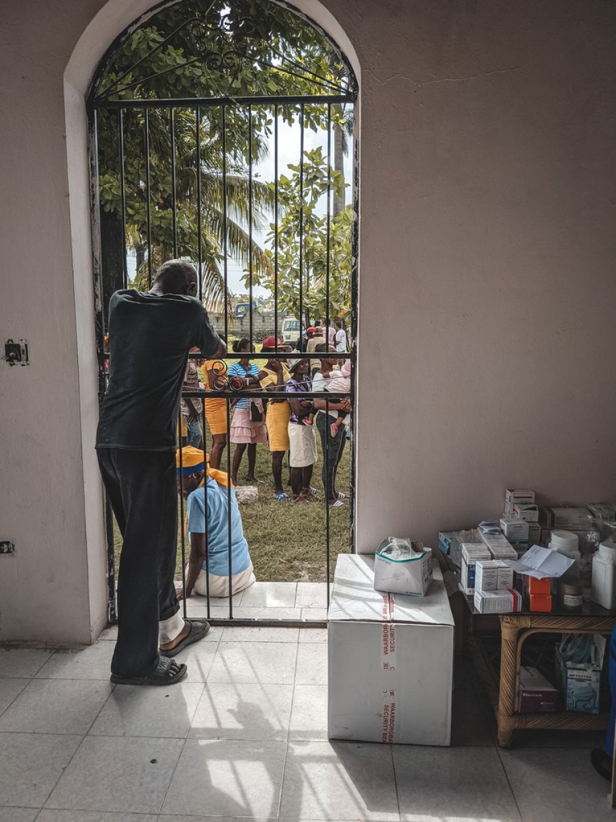 An MSF mobile clinic provides primary and mental health care services to people staying at an informal IDP camp in Les Cayes called Croix des Martyrs.