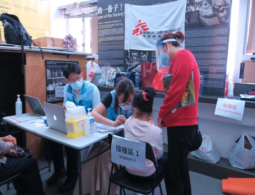 MSF collaborates with Society for Community Organisation (SoCO) and Shoebill Health Care to provide the mobile vaccination programme for the elderly and low-income families in Sham Shui Po. (March, 2022).