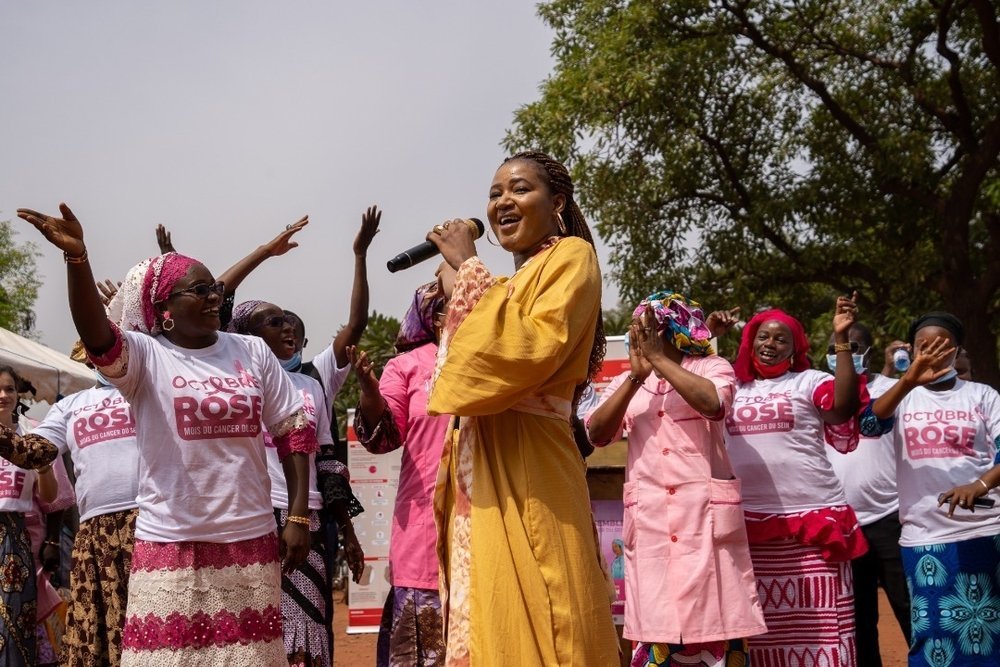 Bintou Soumbounou, performed the song &quot;N&#039;ayons plus peur&quot;, written for the Pink October campagin, at the opening ceremony of the Pink October campaign in Yirimadio health centre, Bamako, with MSF, MoH and all the partners.