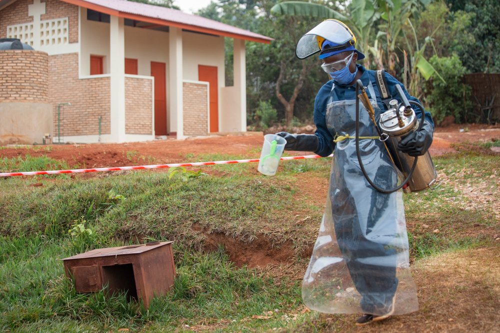 A sprayer is getting ready to treat a house against mosquitoes on the Ruyaga hill, Kinyinya health district.