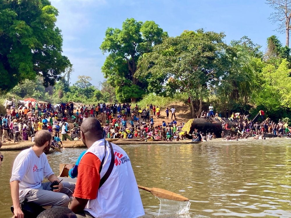 MSF staff are crossing the Mbomou river to reach Ndu, in DRC, where thousands of people from the Central African Republic sought refuge.