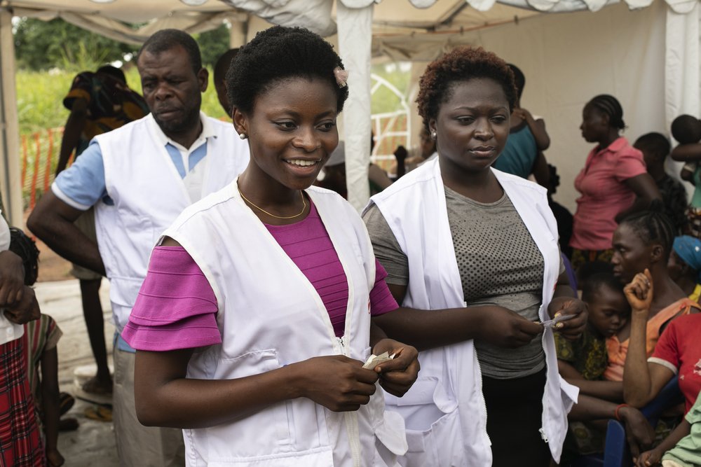 Pauline and Simi, MSF psychosocial counsellors, informing people from Okende refugee settlement about the psychosocial care offered by MSF during the mobile clinic activities.