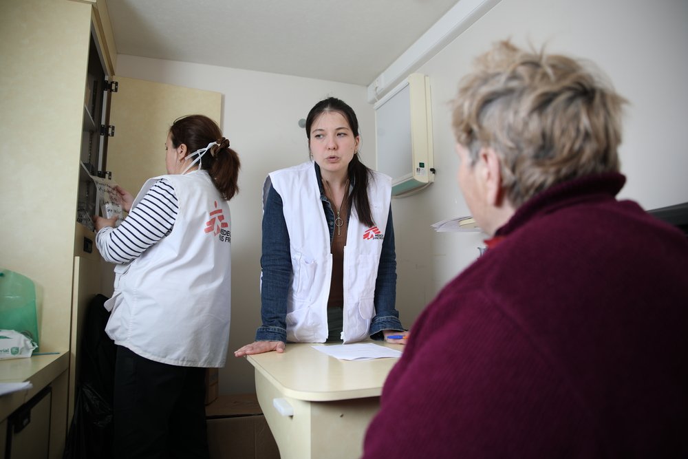 Medical consultation in a mobile clinic run by MSF in Zaporizhzhia. (May, 2022).