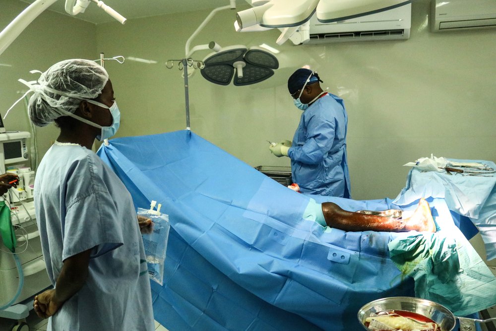A medical team, including two surgeons and an operating room nurse, was able to travel to Jérémie on August 15 and began working in St. Antoine’s hospital, completing 10 surgeries on 16 and 17 of August. 
