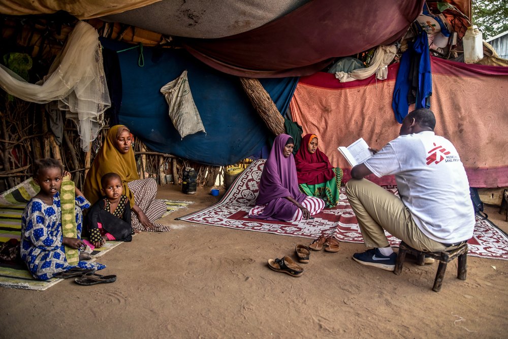 An MSF outreach staff holds a discussion with mothers in Dagahaley camp.