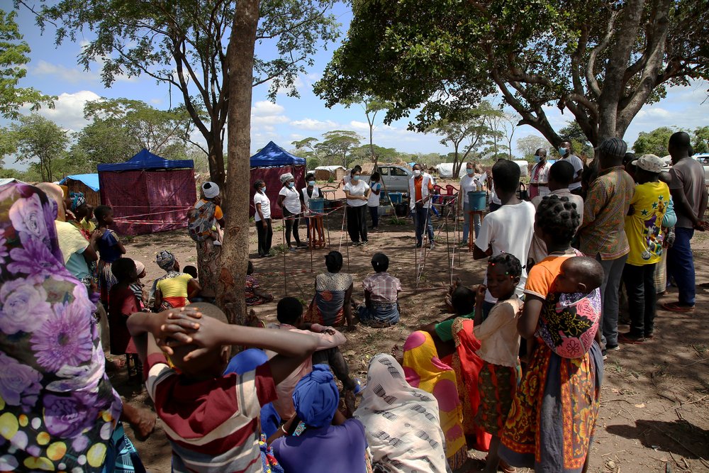 Ahead of opening a mobile clinic, members of an MSF team introduce themselves in the local language of a host community. (December, 2021).