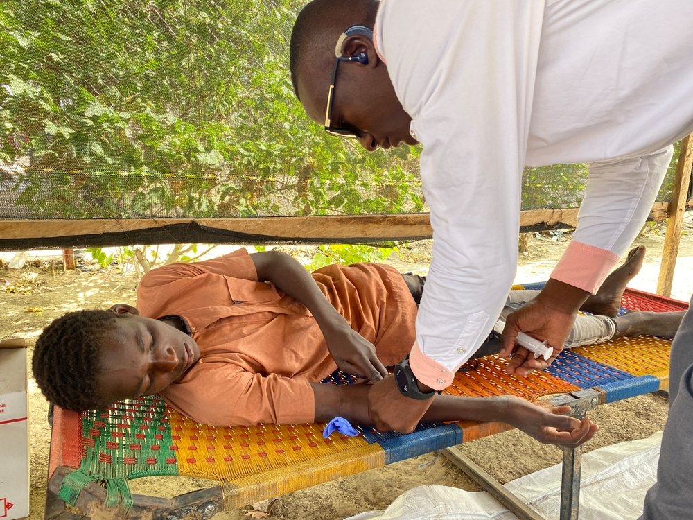 The 15-year-old Bilal has malaria and receives treatment at Garin Wanzam, Niger, before being referred to Kinchindi. October 2020.