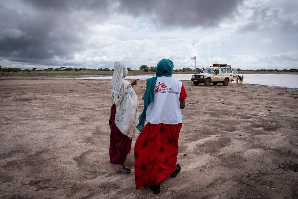 The MSF ‘tea team’ stops in the village of Caado to collect muddy water for a health education session on water purification. Somali region, Ethiopia, March 2019.