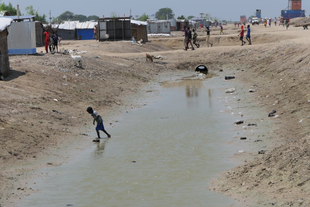 Children walk, play and bath in dirty water – a key source of infection that is driving an alarming jump in the number of patients with hepatitis E and acute watery diarrhoea presenting at the MSF hospital in Bentiu camp.
