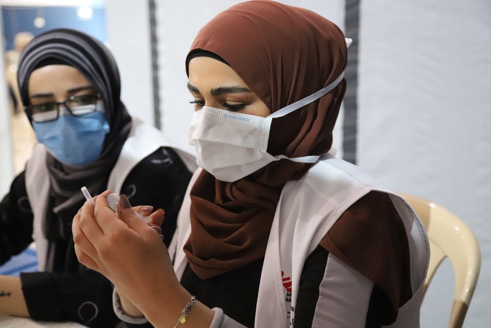 An MSF staff is preparing doses of COVID-19 vaccines at the MSF vaccination center in Bar Elias (Bekaa Valley).