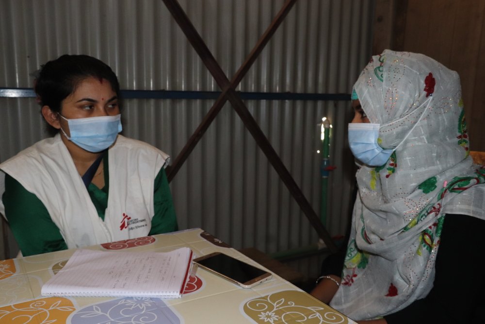 Laiju*, a Rohingya volunteer in MSF’s Kutupalong hospital talking to MSF Humanitarian Affairs Officer.