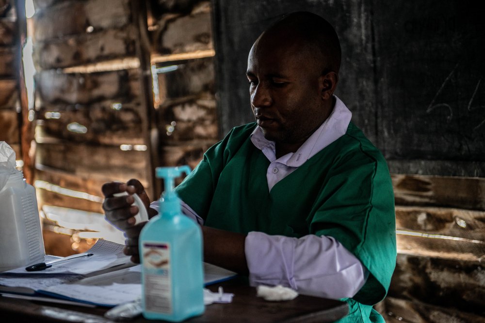 SIFUMUNGU BYENDA, MSF nurse, prepares medication for displaced people.