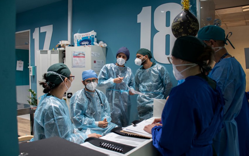 MSF doctors, Nurses and physiotherapist exchange patient updates and discuss patient conditions and treatment plans during the daily morning meeting at MSF-run ward of the COVID-19 centre at Al-Kindi Hospital, Baghdad.