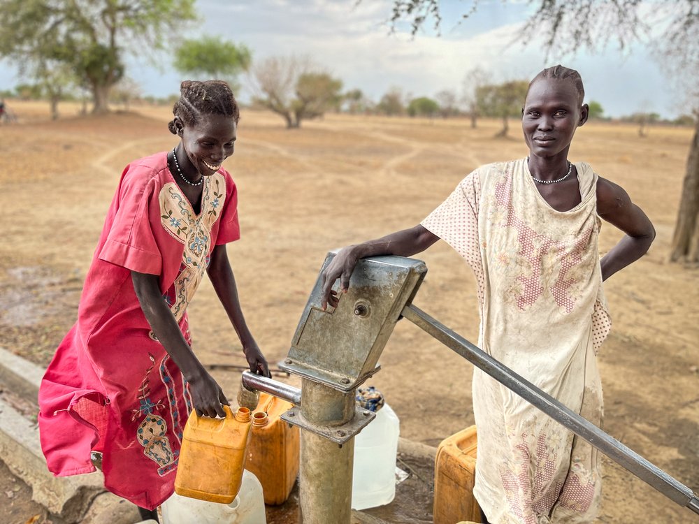 Women collect water from a hand pump in Nyin Deng Ayuel displacement camp after MSF distributed jerry cans. (April, 2022).