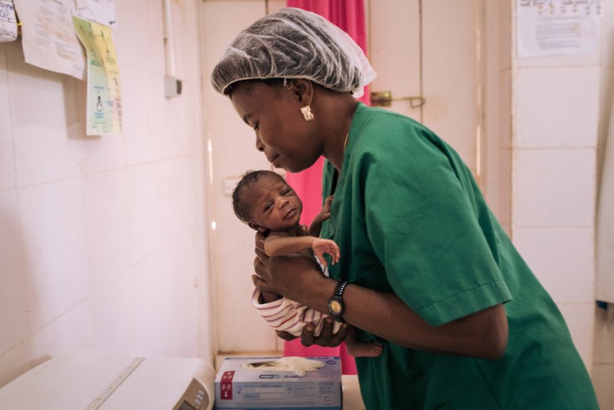 Laure, midwife at the health centre in Ndu, Democratic Republic of the Congo, is examining one of Ester’s newly born twins, on January 27, 2021.