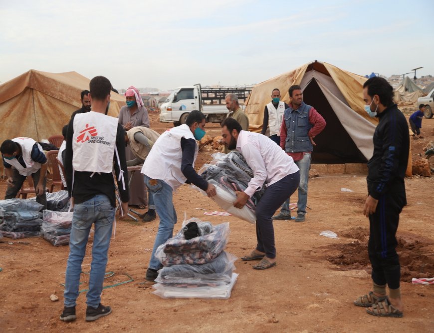 MSF teams have started distributing ‘winter kits’ of warm clothes, tarpaulins, mattresses and blankets to around 14,500 families living in more than 70 camps for displaced people across northwest Syria, to help improve their living conditions over the com