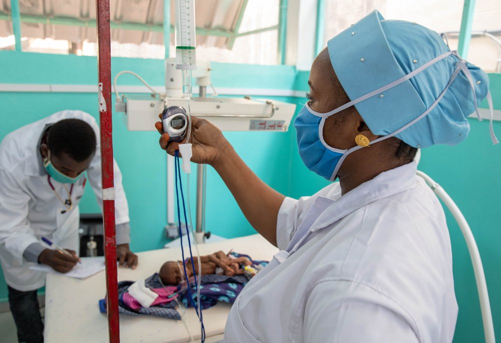 In the emergency room of Magaria&#039;s paediatric unit, a nurse takes care of a child suffering from malaria.