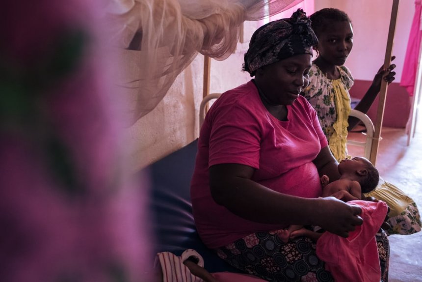 Ester (in pink) and her older daughter Princia (in yellow) are holding the twins Laure and Rhode, before their consultations, on January 27, 2021. The twins were born a few days after the clashes of January 3, 2021 in Bangassou.