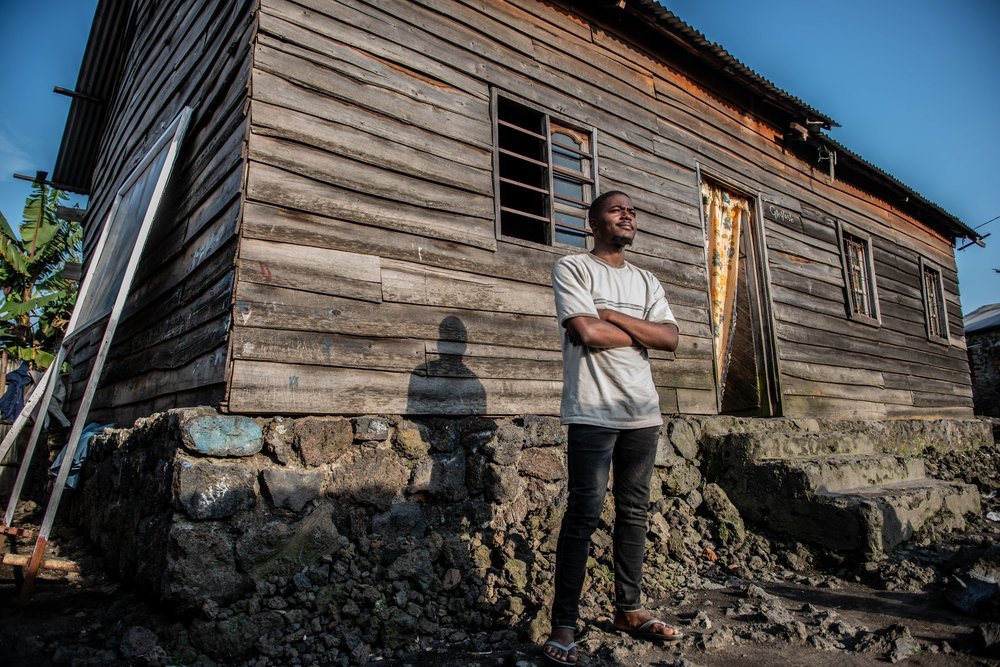Antoine Ngola Syntexe, student from Goma, outside the house in Sake. Since he fled to Sake, he is helping the most affected population. “Even if humanitarian actors, and MSF in the first place, are doing what they can, many people are in great difficulty&quot;