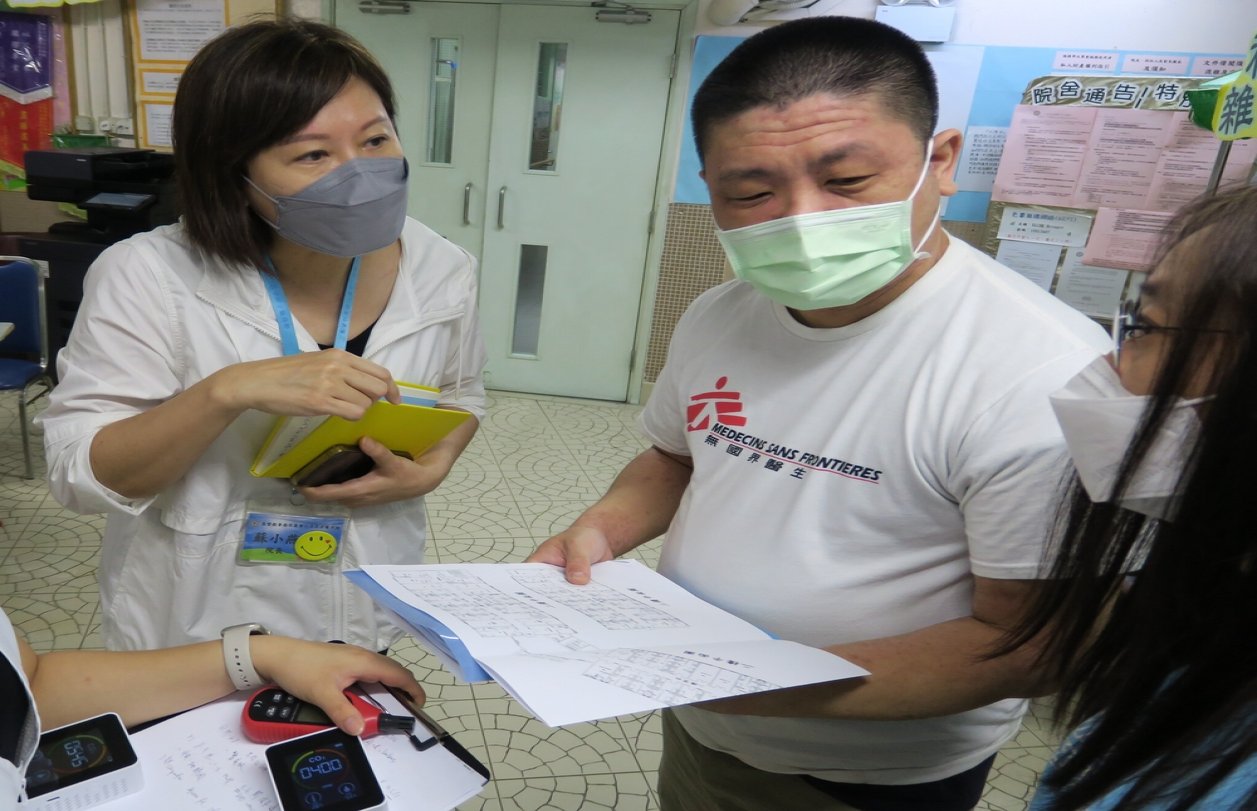Fonia So (left), the Superintendent of The Evangelical Lutheran Church of Hong Kong Shan King Care and Attention Home for the Elderly, believed they could do better to respond to the potential outbreak after MSF’s assessment. (June, 2022).