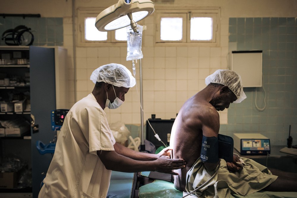 The MSF surgery team in Bangassou is operating a patient who suffers from inguino-scrotal hernia, on January 29, 2021. 