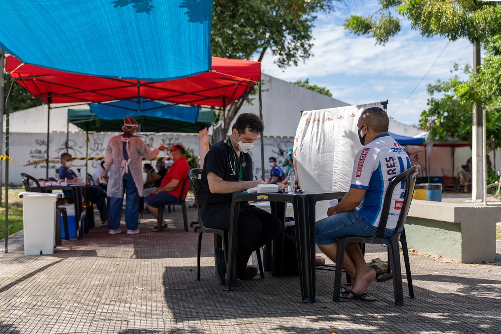 During a MSF mobile clinic in the José Walter neighbourhood, in Fortaleza, two patients are tested for COVID-19.
