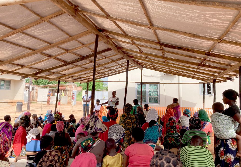 MSF health promoters talk to people at MSF’s clinic in Nanga, Macomia district in Mozambique’s Cabo Delgado province. (March, 2022).