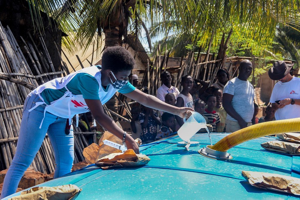 MSF staff member managing water treatment at a distribution site in the Natiti neighbourhood of Pemba.
