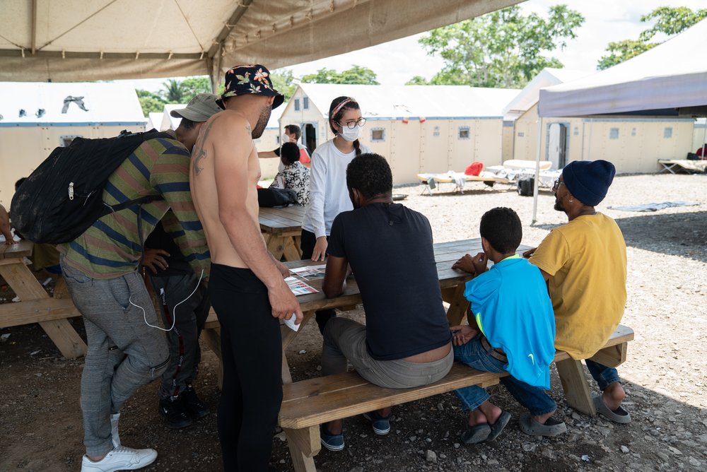 Paloma, an MSF psychologist, talks to a group of migrants at the San Vicente Migration Reception Station, in Panama.