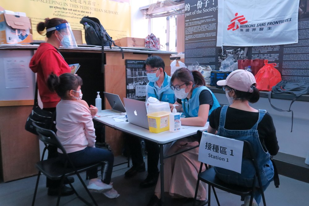 MSF collaborates with Society for Community Organisation (SoCO) and Shoebill Health Care to provide the mobile vaccination programme for the elderly and low-income families in Sham Shui Po. (March, 2022).