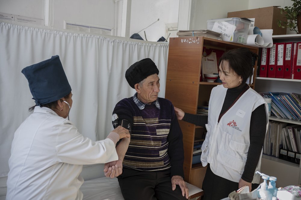 MSF and MoH doctor are providing consultations to NCD patient at Aydarken hospital.