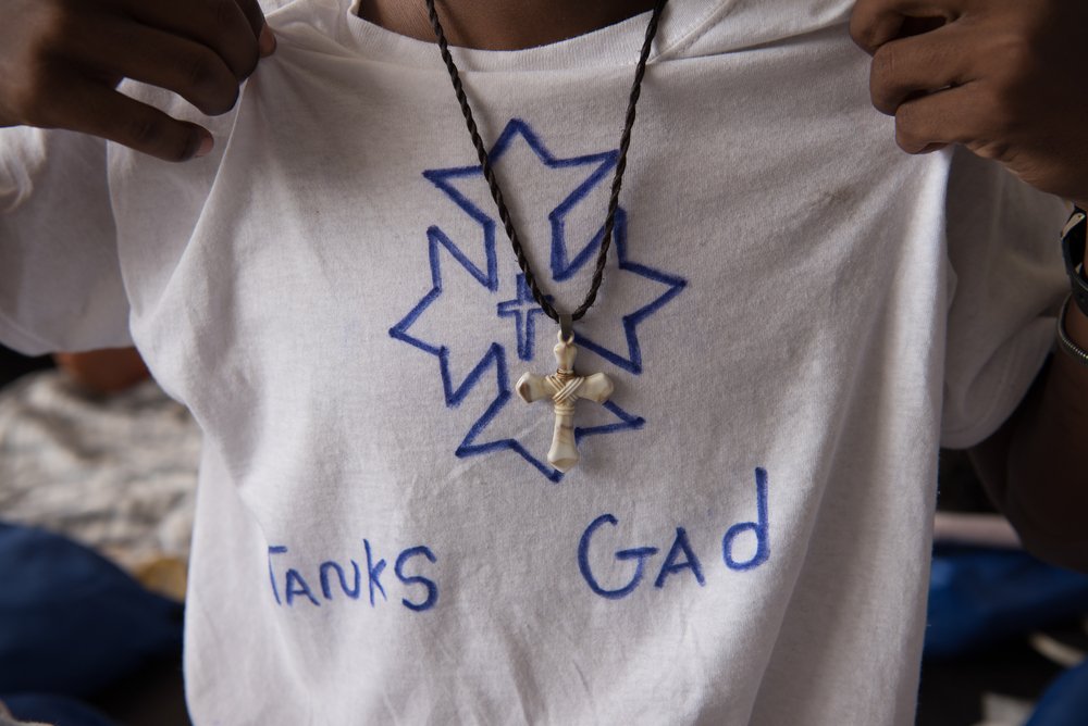 A young man from Eritrea decorated his T-shirt. Geo Barents, 18.08.21.