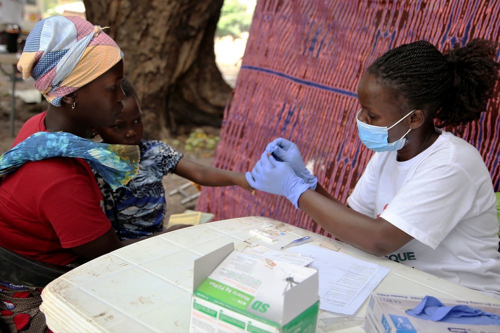Nurse Benvinda screens children accompanied by their mother and elder sister at an MSF mobile clinic in the village of Nanili. (December, 2021).