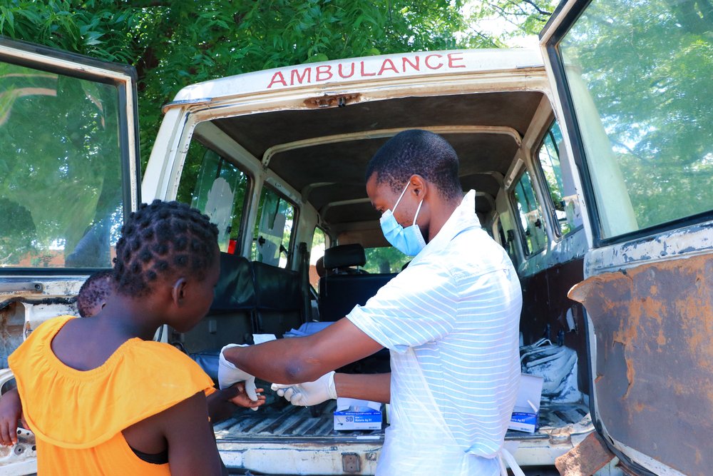 Patient assistance at a mobile clinic at Kampata in Nsanje where MSF is providing technical support for people displaced by Tropical Cyclone Ana. (February, 2022).