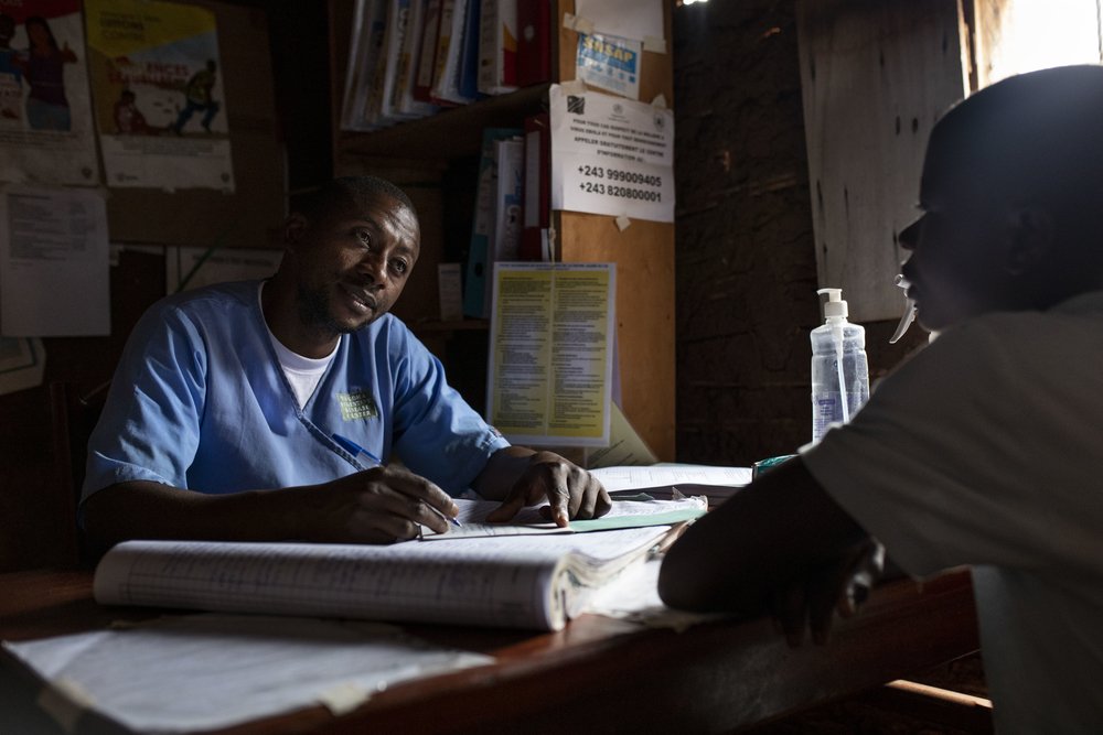 A doctor listens to a patient at one of the health centres in Beni, North Kivu, where MSF provides medical staff support and treatment, and donates medical supplies. Democratic Republic of Congo, June 2019.