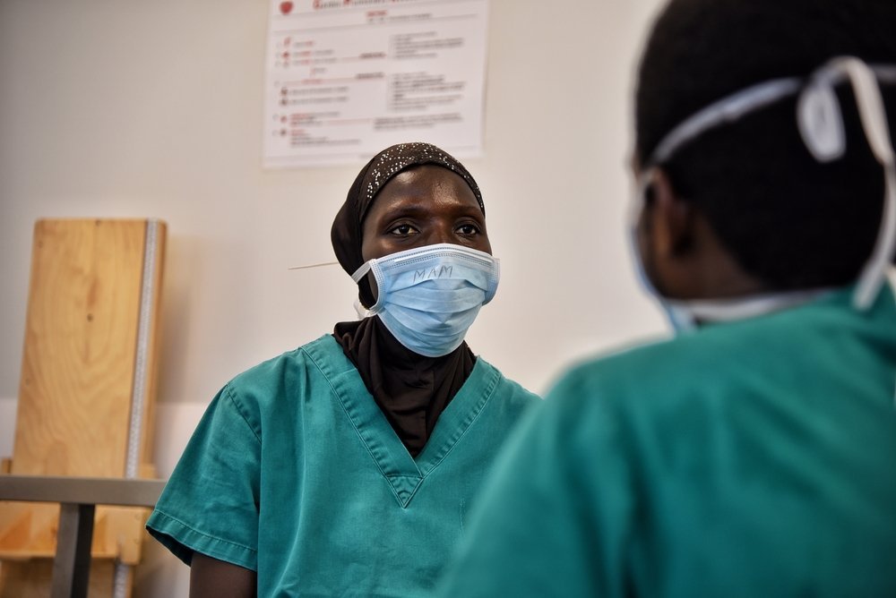 As part of her training with the MSF Academy for Healthcare, nurse Mariama Seesay and clinical mentor Musa Mansary discuss areas of improvement and how to fill out Mariama’s learning journal.