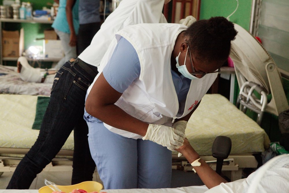 MSF nurse manages intravenous fluids for a patient in the post-operative room of the Immaculate Conception Hospital, Les Cayes, Haiti.