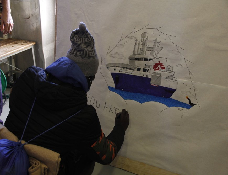 François* from Cameroon has been sharing his art with the MSF team during the last 9 days to express his gratitude and raise awareness about the abuses people face. (December 30th, 2021).