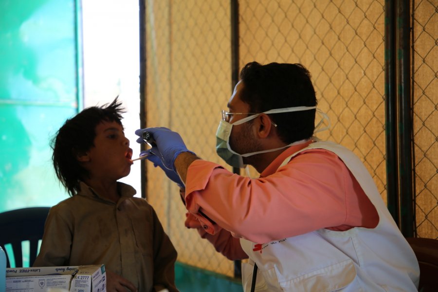 Abdukareem Saleh is an MSF doctor while doing a checkup on a patient at Sabran camp in Marib.