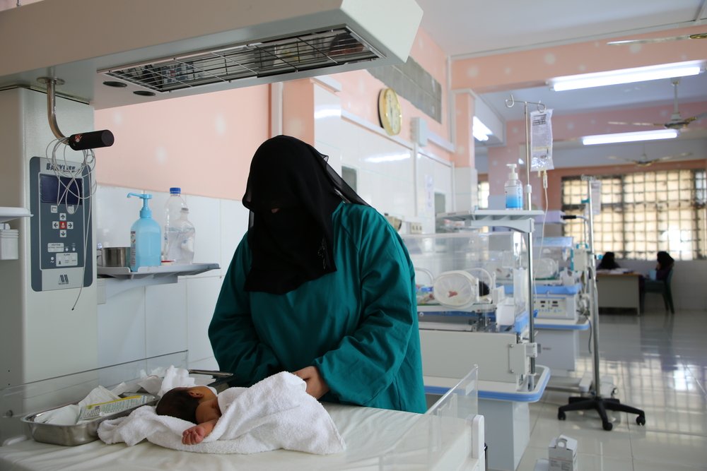 Ibtisam Mansoor visiting her son Sameer at the special care baby unit supported by MSF at Al-Jamhouri hospital in Taiz City, Yemen. Her son is suffering from respiratory distress and jaundice.