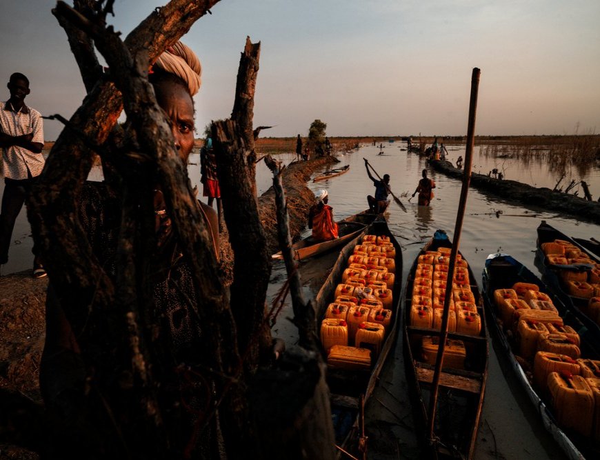 A busy port has developed next to Bentiu camp. The canoe business has been booming as a result of the persistent floods. (November, 2021).