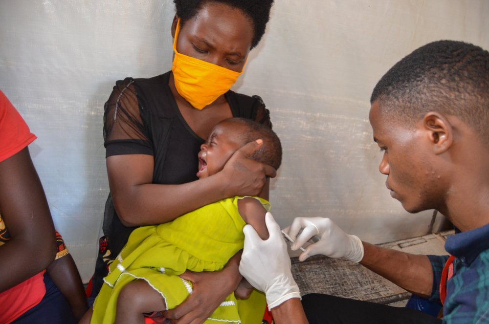 During a mass campaign, MSF nurse administers a measles-rubella vaccine to a Burundian child in the primary health care facility at Nduta camp.