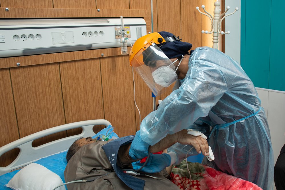 MSF Nurse, Mahmood Mohammed, checking up on the condition of a COVID-19 patient who is admitted to the MSF-run ward of the Al-Shifaa 13 COVID-19 centre at Al-Kindi Hospital, Baghdad.