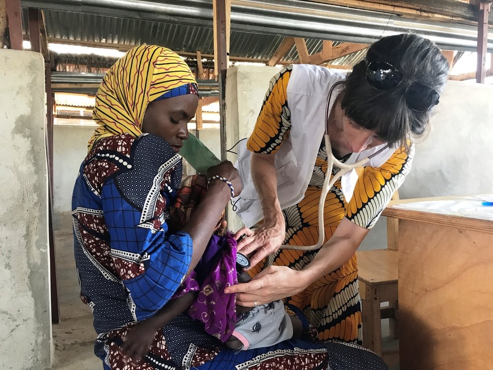 Dr Claudine Meyer, MSF’s project medical referent in Maradi region, examines a child in Dan Issa health centre. Niger, July 2019.