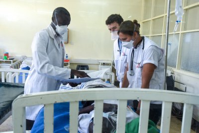 MSF Doctors Yulia and George attending to a patient in the TB ward of the HBCTRH.