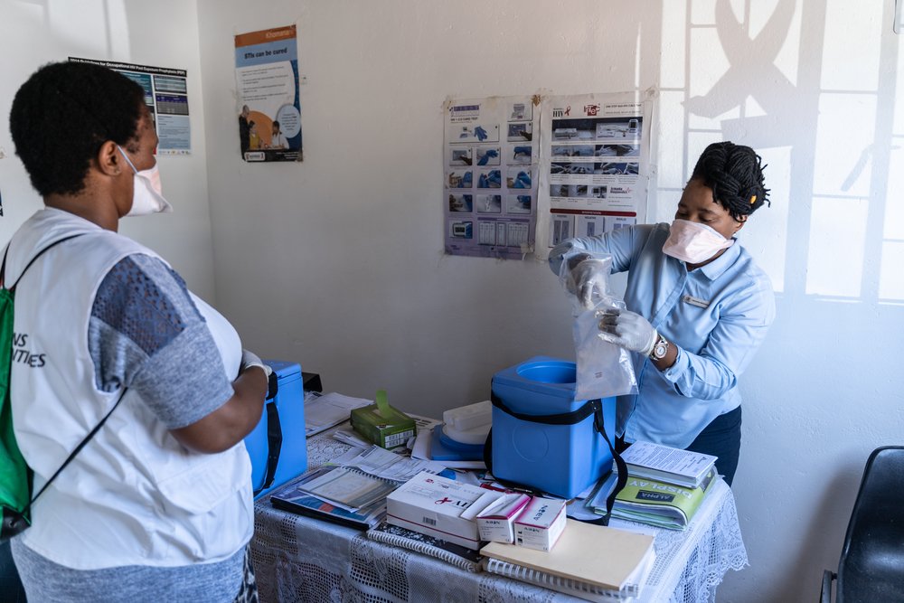 Nobuhle Titus, an MSF nurse technical support, packs sputum samples collected from a Luyanda site in the town of Vuma. (February, 2020).