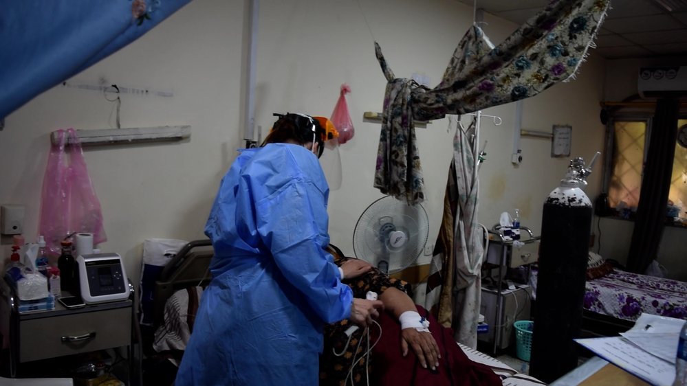 An MSF doctor examines a COVID-19 patient at the respiratory care unit of Al-Kindi Hospital, Baghdad. (October, 2020).